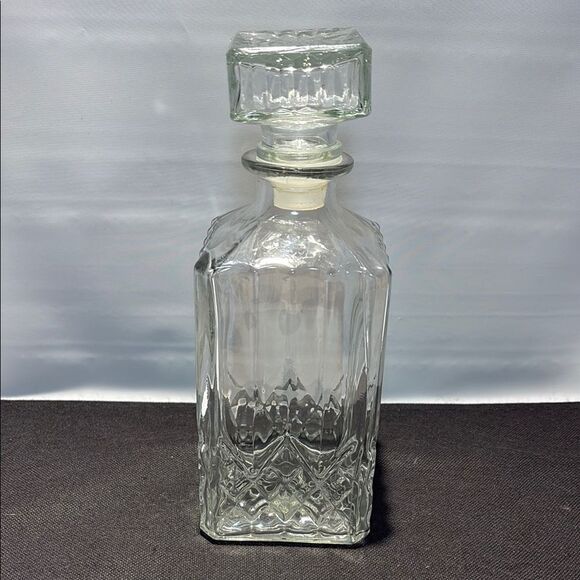 Elegant Clear Glass Decanter - Picture 3 of 10